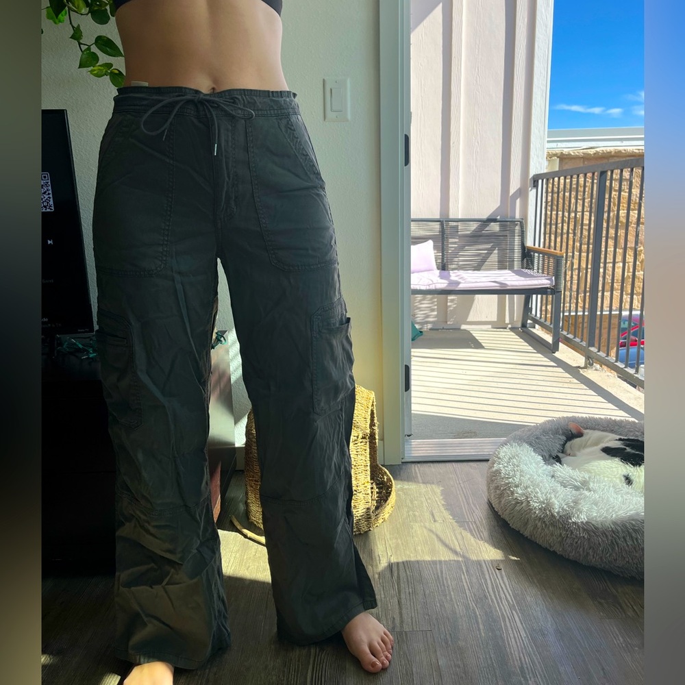 Women’s Baggy Cargo pants. American Eagle Size 8.